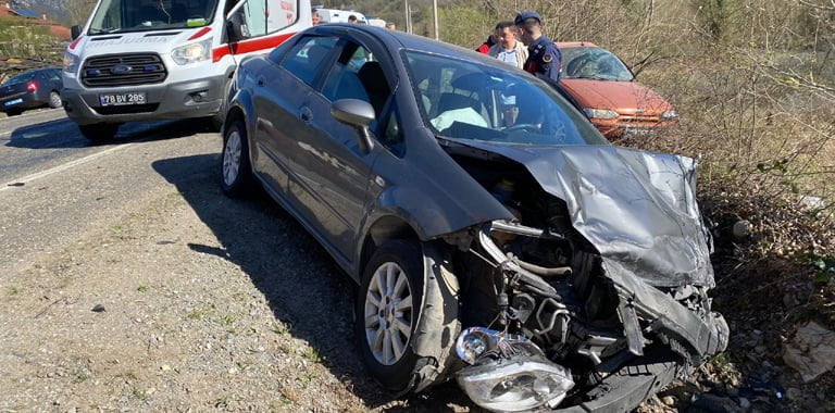 Karabük’ün Yenice ilçesinde iki otomobilin çarpışması sonucu meydana gelen kazada 1’i ağır olmak üzere 2 kişi yaralandı.