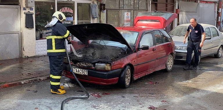 Karabük'te park halinde bulunan otomobil, elektrik kontağından çıkan yangın sonrası motor kısmından yanarak kullanılmaz hale geldi.