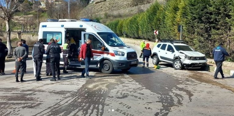 Karabük'ün Safranbolu ilçesinde meydana gelen trafik kazasında 3 kişi yaralandı.