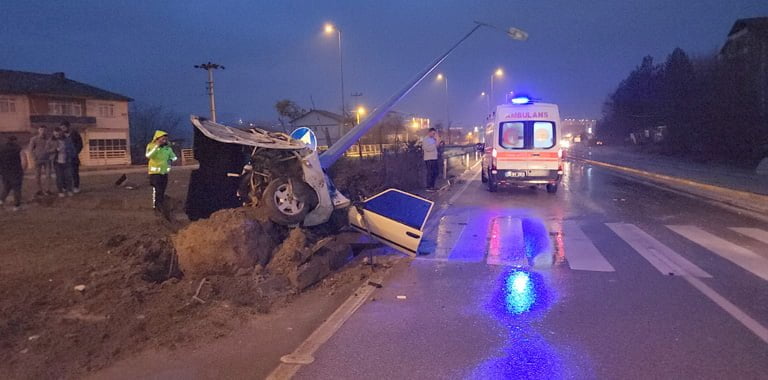 İkiye katlanan Tofaş'tan fırlayan sürücü ağır yaralandı