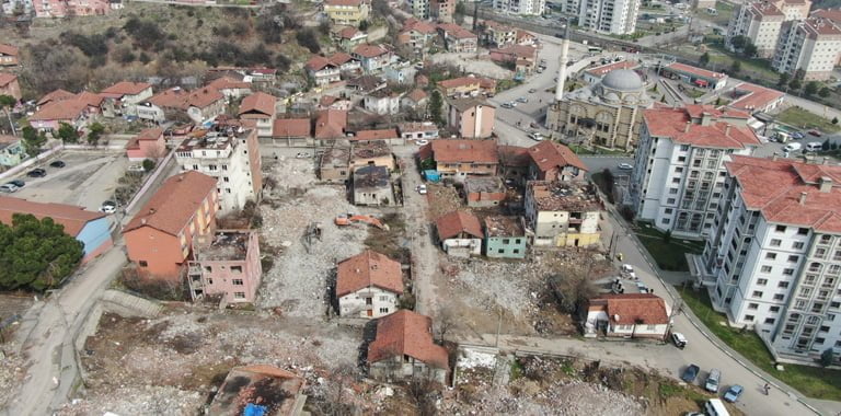 Karabük Belediyesi tarafından Soğuksu Mahallesinde başlatılan kentsel dönüşüm projesi çerçevesinde çalışmalar deprem sonrası hızlandırıldı.