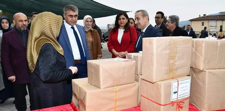 Hazırlanan yardım paketleri kamyona yüklenerek düzenlenen törenle Gaziantep'e yolcu edildi.