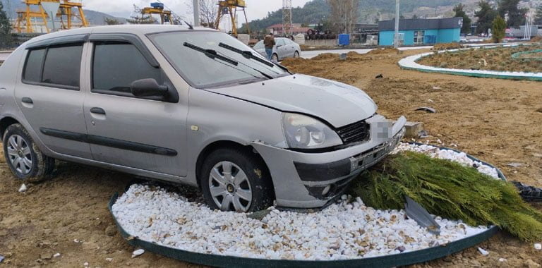 Karabük’te sürücüsünün hakimiyetini kaybettiği otomobilin refüje çıkması sonucu meydana gelen kazada 2 kişi yaralandı.