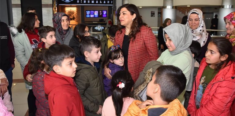 Vali Fuat Gürel'in eşi Özlem Aras Gürel tarafından İlimizde misafir olarak bulunan depremzede aileler ve çocuklarına yönelik sinema etkinliği yapılarak, ardından aileler ve çocuklarla birlikte yemek yenildi.