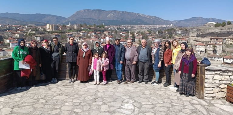 Safranbolu Belediyesi tarafından yürütülen "Kendi Kentimde 1 Gün Turistim Projesi" çerçevesinde ilçede misafir edilen depremzede vatandaşlara Safranbolu gezdirildi.