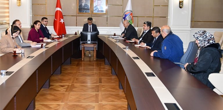 Vatandaşların istek, şikâyet ve önerilerini dile getirdikleri, Devlet ile vatandaşın buluşma noktası olan “Halk Günü” toplantısı, Vali Fuat Gürel başkanlığında gerçekleştirildi.