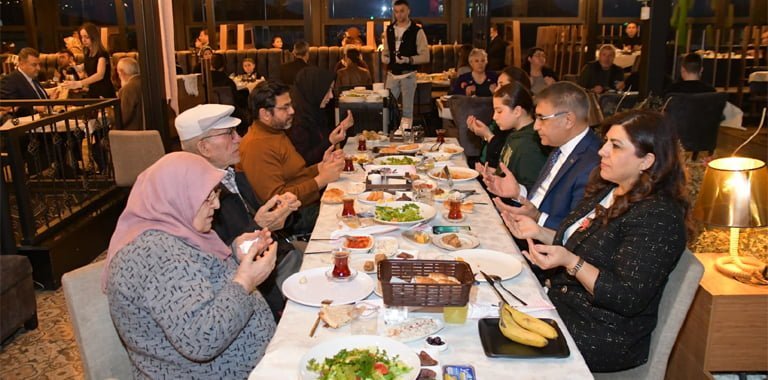 Vali Fuat Gürel ve eşi Özlem Aras Gürel, Karabük Valiliği Koordinasyonunda iş insanı Ziya Yalçın ve Hüseyin Yalçın’ın ev sahipliğinde düzenlenen iftar programında vatandaşlarla bir arayla geldi.