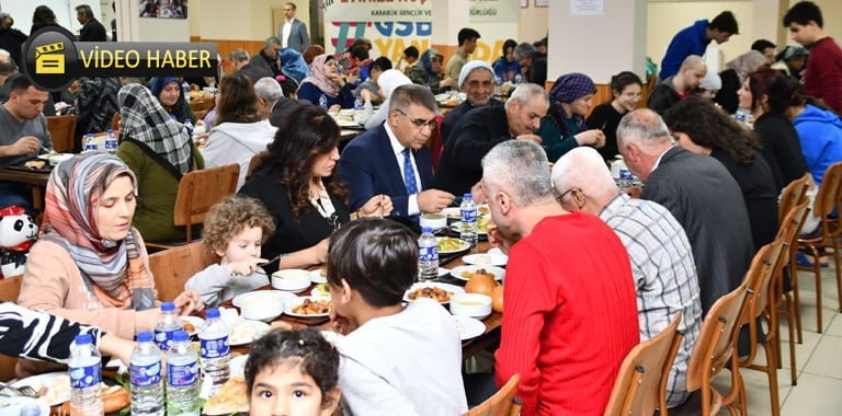 Karabük Valisi Fuat Gürel, ramazanın ilk iftarını depremzede vatandaşlarla yaptı.