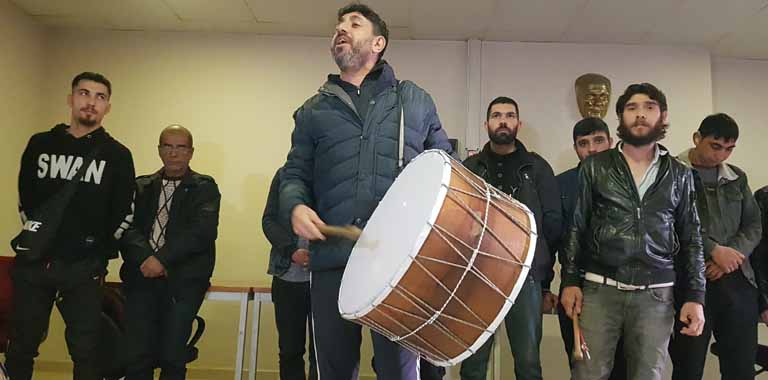 Karabük’te sahurda görev almak için müracaat eden ve sınavdan başarıyla geçen 55 davulcuya yaka kartları dağıtılarak uyarılarda bulunuldu.