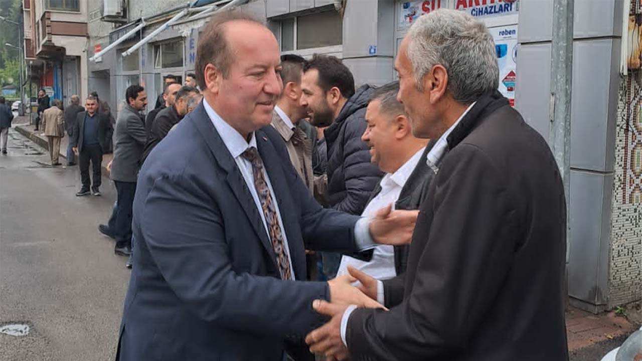 Cumhuriyet Halk Partisi (CHP) Karabük 1. Sıra milletvekili adayı Cevdet Akay, Ramazan Bayramının ilk gününde ata toprağı Yenice’deydi.