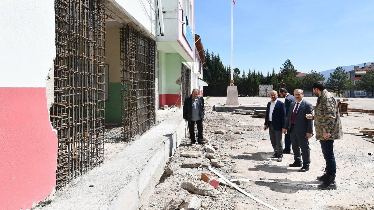 Karabük İl Milli Eğitim Müdürü Nevzat Akbaş, okullarda devam eden deprem güçlendirme ve yapım çalışmalarını inceleyerek yetkililerden bilgi aldı.