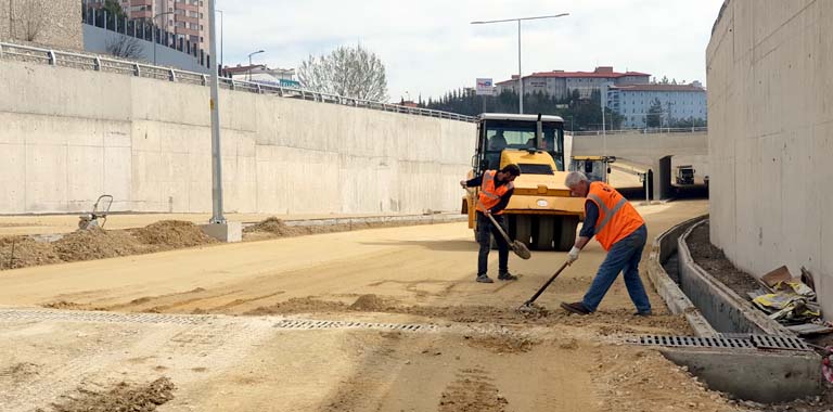 Karabük’te kesintisiz trafiğin sağlanması amacıyla yapımına başlanan Balıklarkayası Battı Çıktı Kavşağında asfaltlama için çalışmalarda sona gelindi.