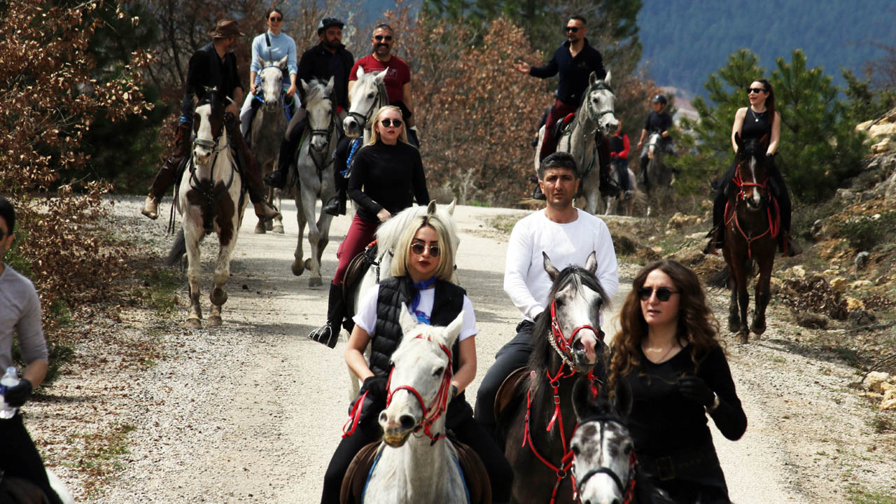 Binicilik ve Kültür Derneği, Ride4Far ekibi ve Safranbolu Oğuzhan At Çiftliği koordinesinde binicilik tutkunları Karabük’ün Safranbolu ilçesinde buluştu.