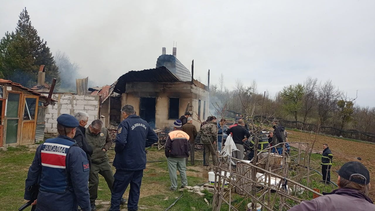 Karabük’te çıkan yangın sonucu tek katlı ev yanarak kullanılamaz hale geldi.