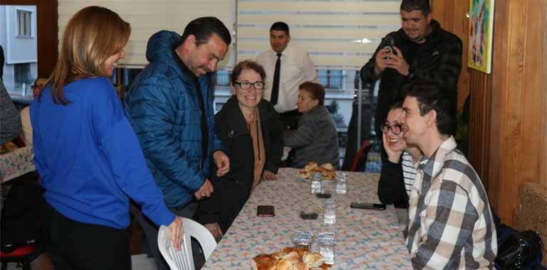 Safranbolu Belediye Başkanı Elif Köse, Safranbolu Belediyesi tarafından hizmete açılan Engelsiz Kafe’de özel çocuklar ve aileleri ile birlikte orucunu açtı.