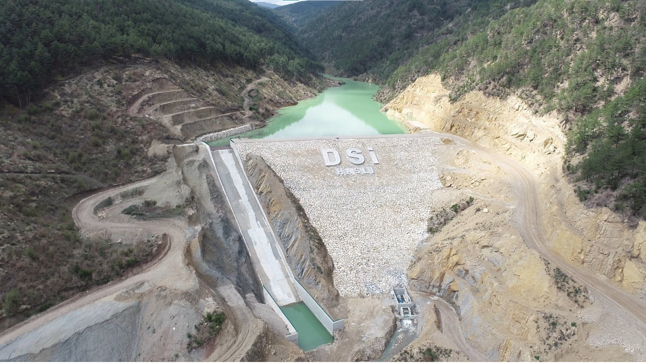 Karabük'ün Eskipazar ilçesinde çalışmaları tamamlanan Eskipazar Haslı Göletinde sular yükseliyor.