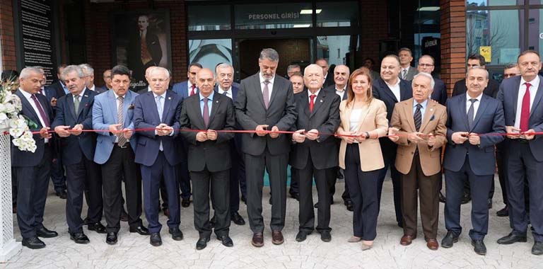 Karabük Üniversitesi (KBÜ) ile hayırsever iş adamı Şefik Dizdar arasında yapılan protokol çerçevesinde yapımı tamamlanan Safranbolu Şefik Yılmaz Dizdar Meslek Yüksekokulunun (MYO) açılışı yapıldı.