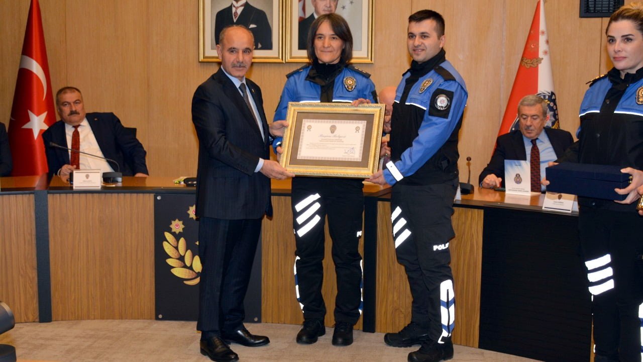 Karabük İl Emniyet Müdürlüğü Toplum Destekli Polislik Şube Müdürlüğü tarafından hayata geçirilen “Demir Şehrin Cevher Çocukları” projesi en iyi ikinci proje seçilerek ödül almaya hak kazandı.