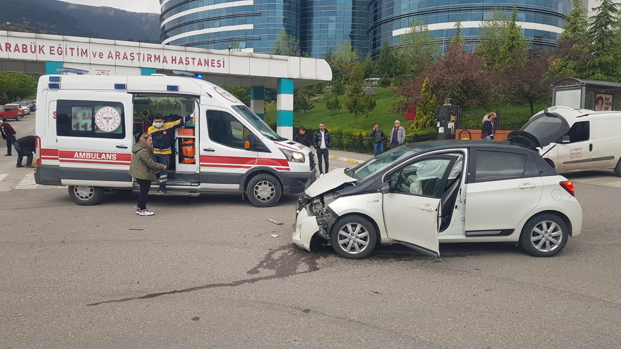 Karabük'te iki otomobilin çarpışması sonucu meydana gelen kazada 2 kişi yaralandı. Kazaya karışan sürücülerden birinin alkollü olduğu iddiasıyla olay yerinden kaçtığı öğrenildi.