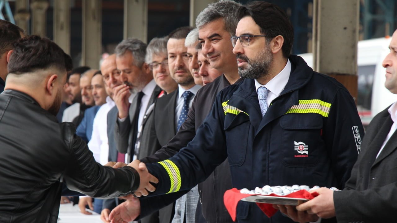 Kardemir'de pandemi dolayısıyla iki yıldır ara verilen geleneksel bayramlaşma töreni, Haddehane Meydanı'nda gerçekleştirildi.