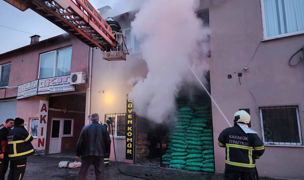 Karabük’te kömür satış dükkanında çıkan yangın, büyümeden söndürülürken, yangına müdahale eden itfaiye ekipleri odun çuvallarının altında kalmaktan son anda kurtuldu.