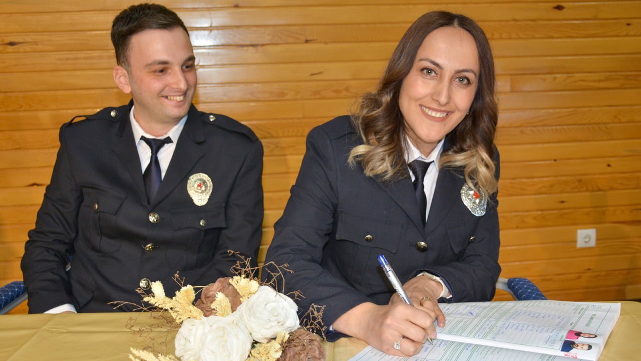 Karabük’ün Yenice ilçesi Emniyet Amirliğinde görev yapan polis memurları Aysel Damat ile Oğulcan Akdeniz Polis Haftasında nikah masasına oturdular.