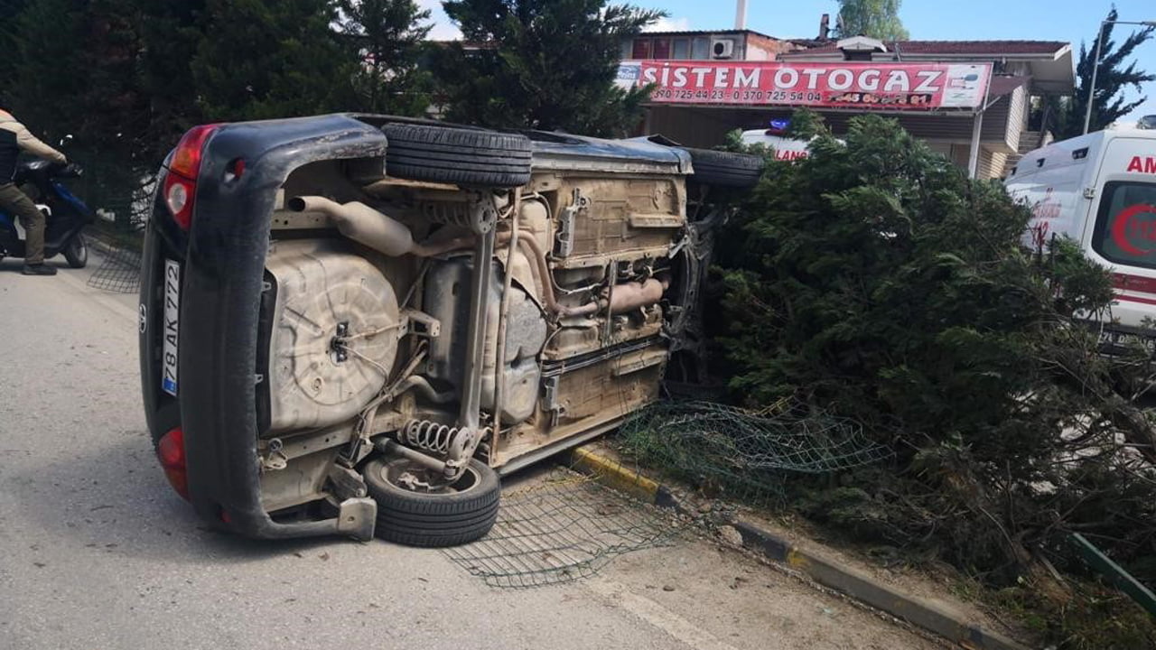 Karabük’ün Safranbolu ilçesinde sürücüsünün kontrolünü kaybettiği otomobilin refüjdeki ağaca çarparak devrilmesi sonucu 2 kişi yaralandı.