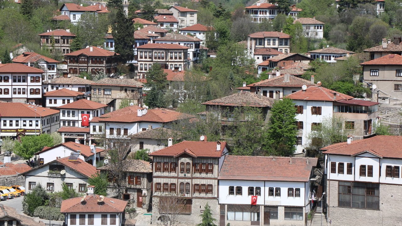 UNESCO Dünya Miras Listesi'nde yer alan Safranbolu ilçesinde esnaflar Ramazan Bayramı tatilinde yoğun bir turizm hareketliliği bekliyor