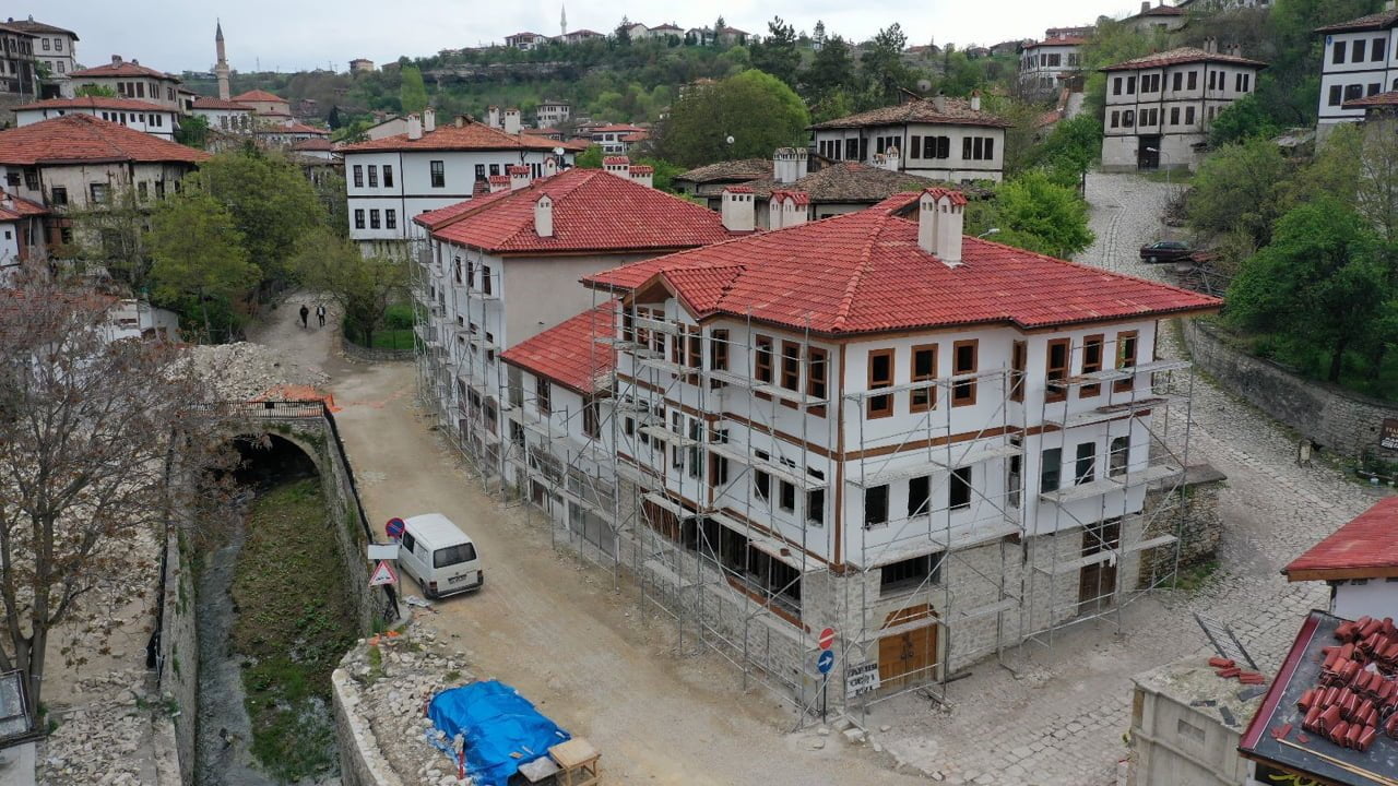 Safranbolu Tarihi Çarşı bölgesinde bulunan ve Cinci Han arkasında kalan meydanın yayalaştırılarak, gezi alanı oluşturulacak projede çalışmalar sürüyor.