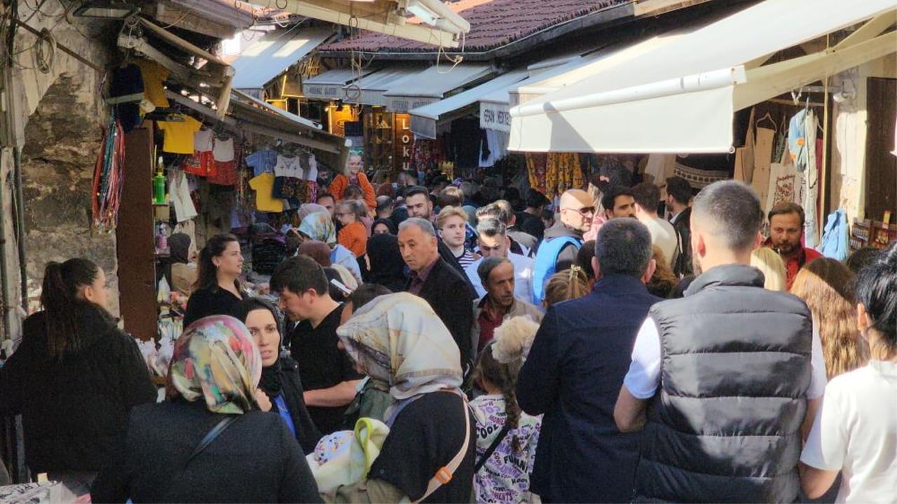 UNESCO Dünya Miras Listesi'nde yer alan ve "En iyi korunan 20 kent" arasında bulunan Karabük'ün Safranbolu ilçesi, Ramazan Bayramı’nda yerli ve yabancı turist akınına uğrarken esnafın yüzü güldü.