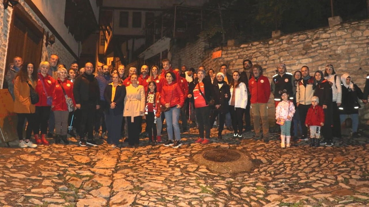 Safranbolu Turizm İşletmecileri Derneği (SAFTİD), ilçe turizmine katkı sağlamasına yönelik gece yürüyüşü etkinliği düzenlemeye başladı.