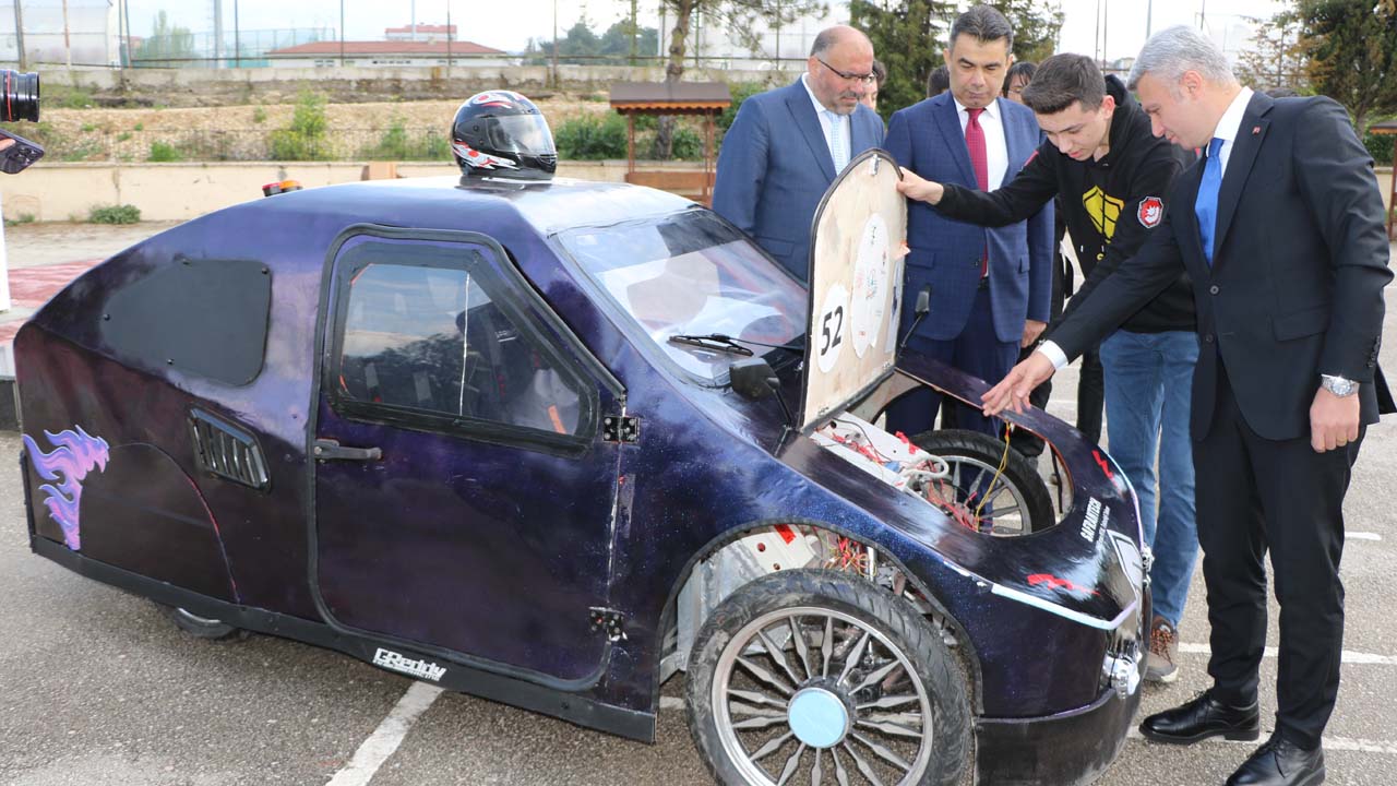 Safranbolu Ahi Evran Mesleki ve Teknik Anadolu Lisesi Metal Bölümü öğrencileri tarafından tasarlanan "Safrantech" isimli araç Havacılık, Uzay ve Teknoloji Festivali'nde (TEKNOFEST) yarışacak.