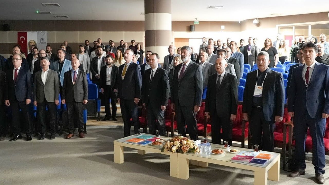 Karabük Üniversitesinde (KBÜ), Türkiye’nin ve dünyanın dört bir yanından bilim insanları, uzmanlar, akademisyenler, mezun öğrenciler ve sektör temsilcilerinin bir araya gelerek yeni fikirleri tartışacağı ve gelecekteki iş birlikleri için uluslararası ortaklar bulma fırsatı yakalayacağı "6. Uluslararası Demir ve Çelik Sempozyumu" başladı.