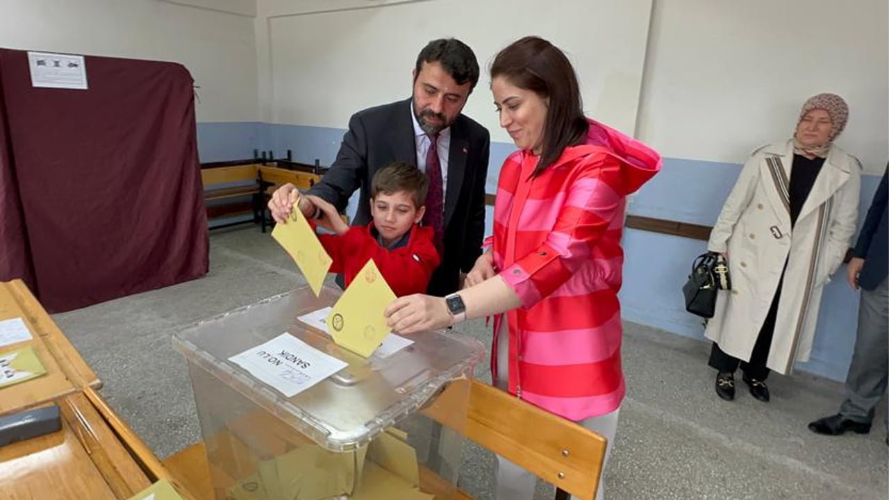 AK Parti Karabük Milletvekili ve AK Parti Genel Sekreter Yardımcısı Cem Şahin, Cumhurbaşkanı Seçiminin ikinci turu için oyunu Safranbolu ilçesinde kullandı.