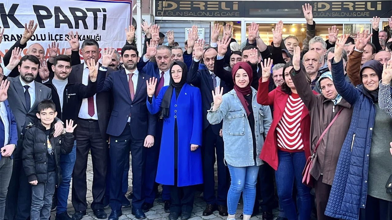 Karabük'ün Safranbolu ilçesinde, AK Parti'ye üye olan 150 kişiye törenle rozetleri takıldı.