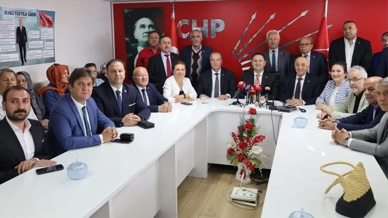 Cumhuriyet Halk Partisi (CHP) Parti Meclisi Üyesi ve Ankara Milletvekili Umut Akdoğan, 28 Mayıs 2023 tarihinde yapılacak olan Cumhurbaşkanlığı 2 Tur Seçimlerinde Genel Başkanları ve Millet İttifakı Cumhurbaşkanı Adayı Kemal Kılıçdaroğlu için CHP Karabük teşkilatı ve ittifak ortağı partilerin seçim çalışmalarına destek vermek amacıyla Karabük’e geldi.