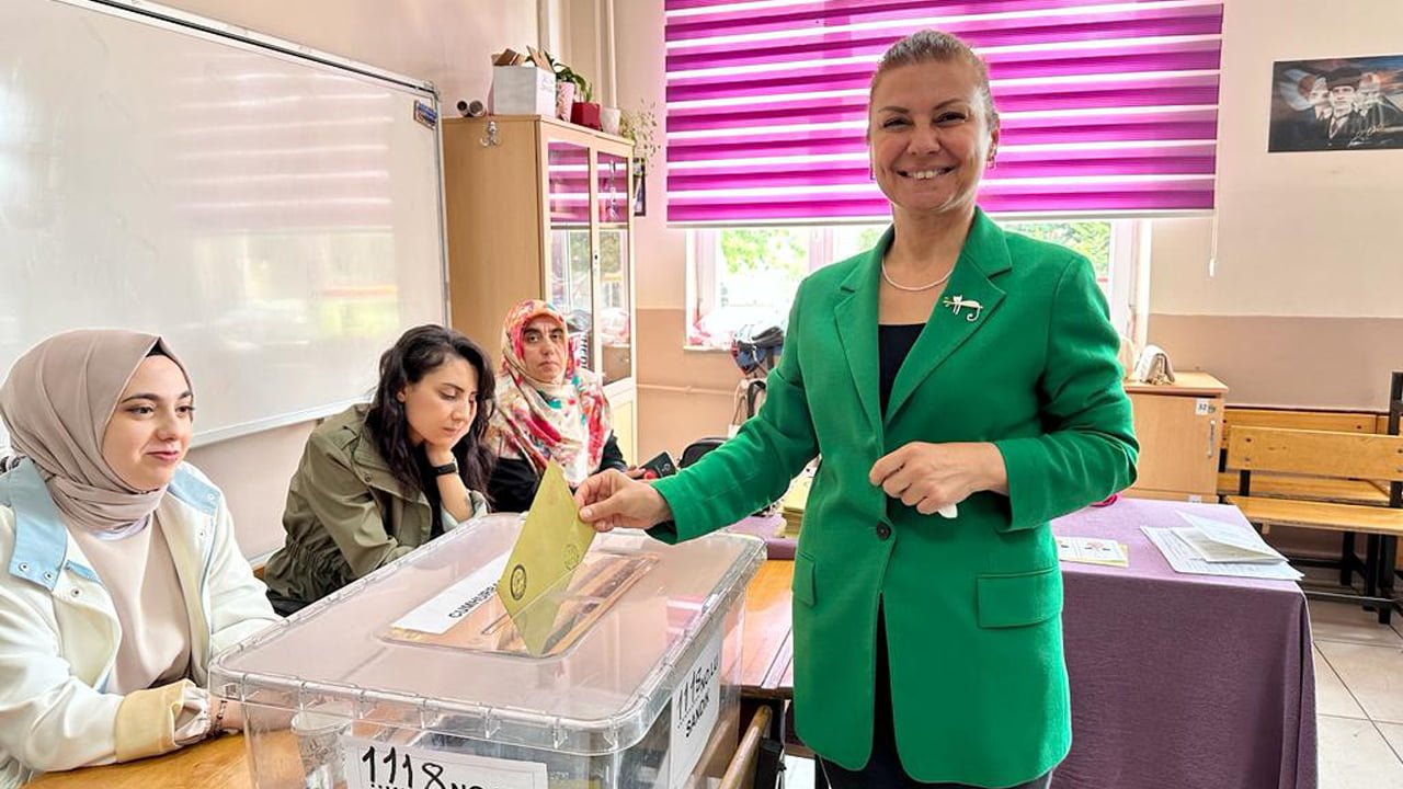 Safranbolu Belediye Başkanı Elif Köse, Cumhurbaşkanlığı 2. Tur seçiminde oyunu Safranbolu Ünsal Tülbentçi İlkokulu'nda kullandı.