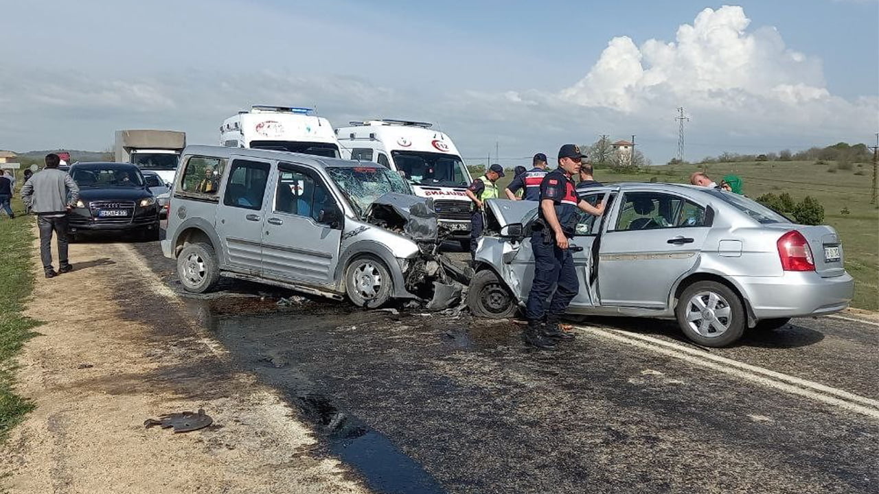 Karabük’ün Eflani ilçesinde iki aracın kafa kafaya çarpışması sonrası 2 kişi hayatını kaybederken, 3 kişi yaralandı.