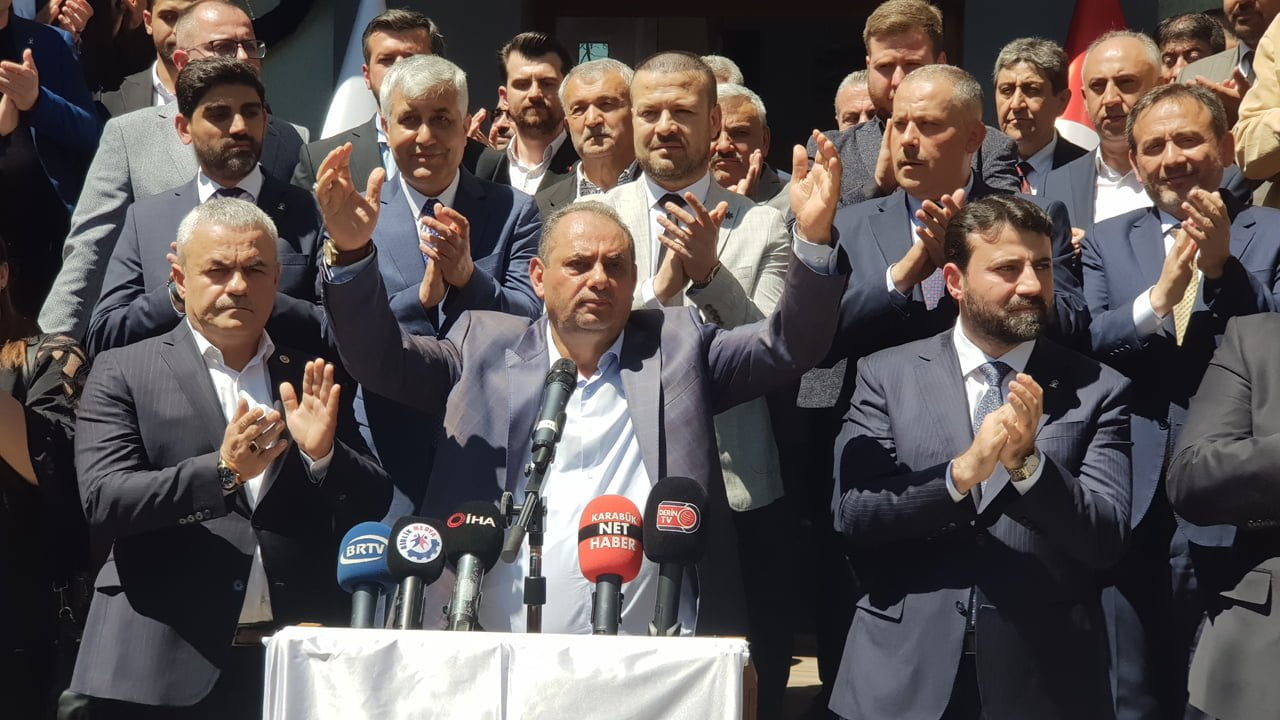 Özçelik - İş Sendikası Karabük Şube Başkanlığı önünde Kardemir işçilerine hitap eden Değirmenci, Cumhurbaşkanı Recep Tayyip Erdoğan’ın 1 Mayıs öncesi örgütlü bulundukları KARDEMİR’e 600 yeni işçi alınacağı müjdesinden dolayı da teşekkür etti.