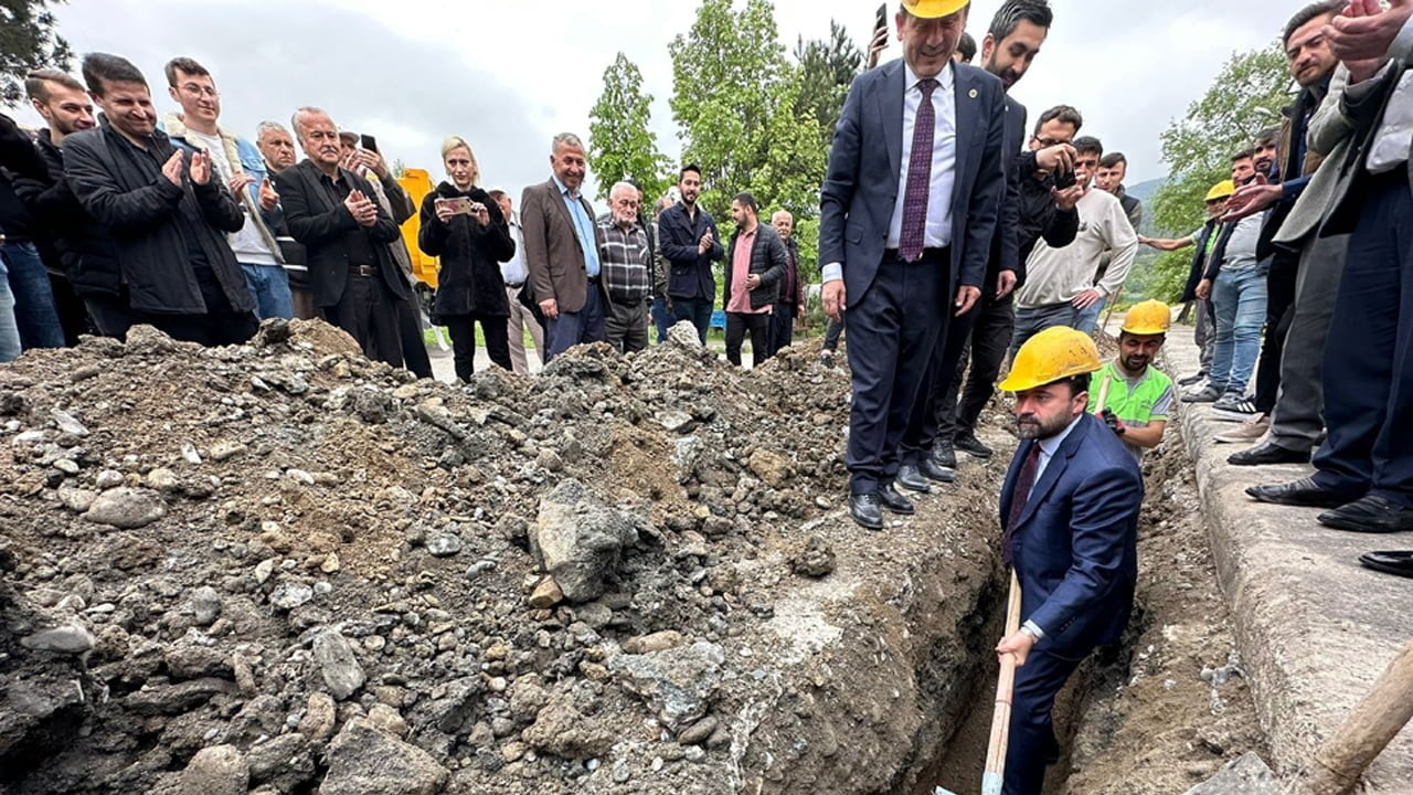 AK Parti Genel Sekreteri ve MKYK üyesi Cem Şahin, Karabük’ün Yenice ilçesinde başlayan doğalgaz çalışmalarına eline aldığı kürekle destek verdi.