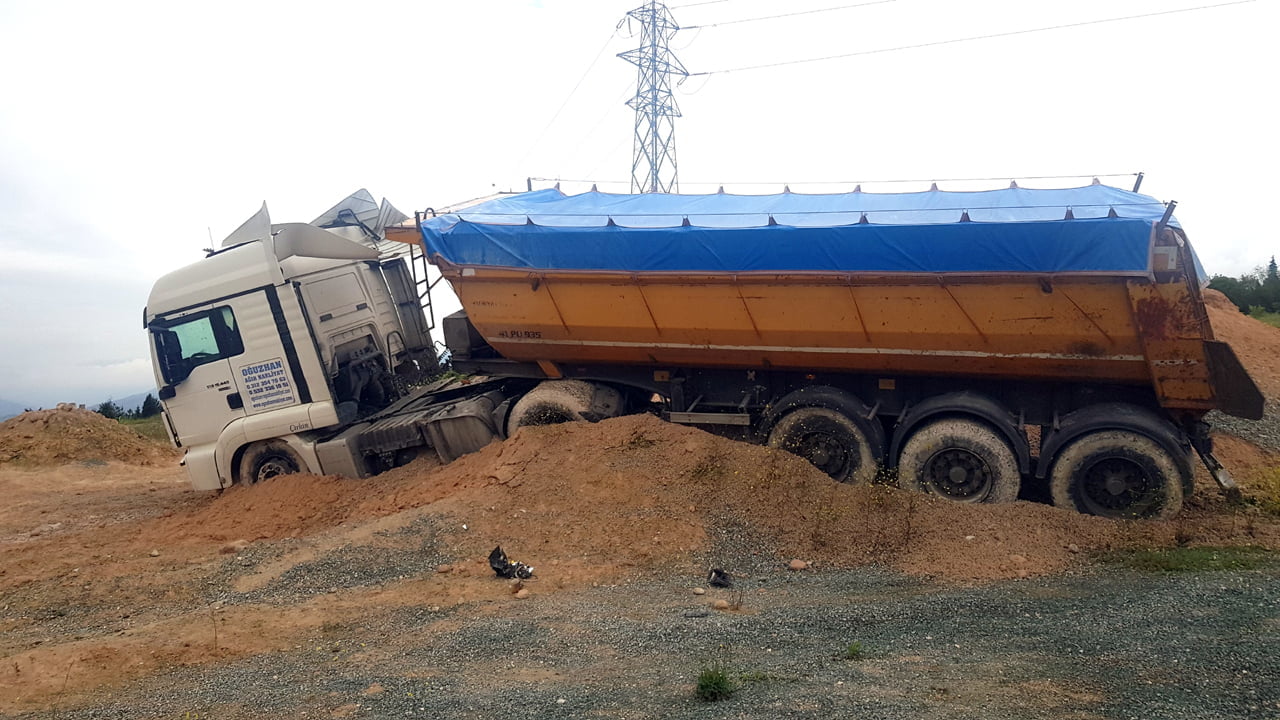 Karabük'ün Safranbolu ilçesinde frenleri boşaldığı iddia edilen tır, sürücüsünün kontrolünü kaybetmesi sonucu yoldan çıkıp boş arazideki kum yığınına saplanarak durabildi.