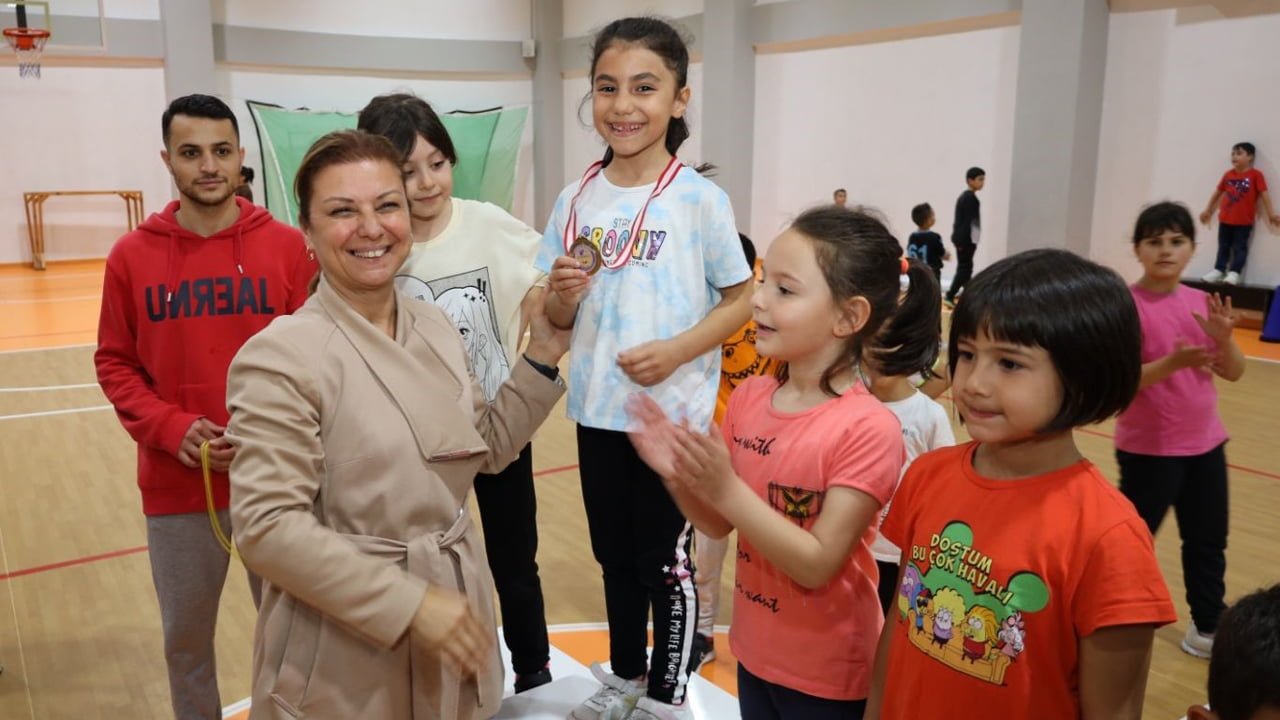 Safranbolu Belediyesi tarafından Erdoğan Caymaz Yeni Nesil Spor Salonu'nda unutulmaya yüz tutan oyunları çocuklara hatırlatmak, hoşça vakit geçirmelerini ve kaynaşmalarını sağlamak amacıyla "Geleneksel Türk Çocuk Oyunları Yarışması" düzenlendi.