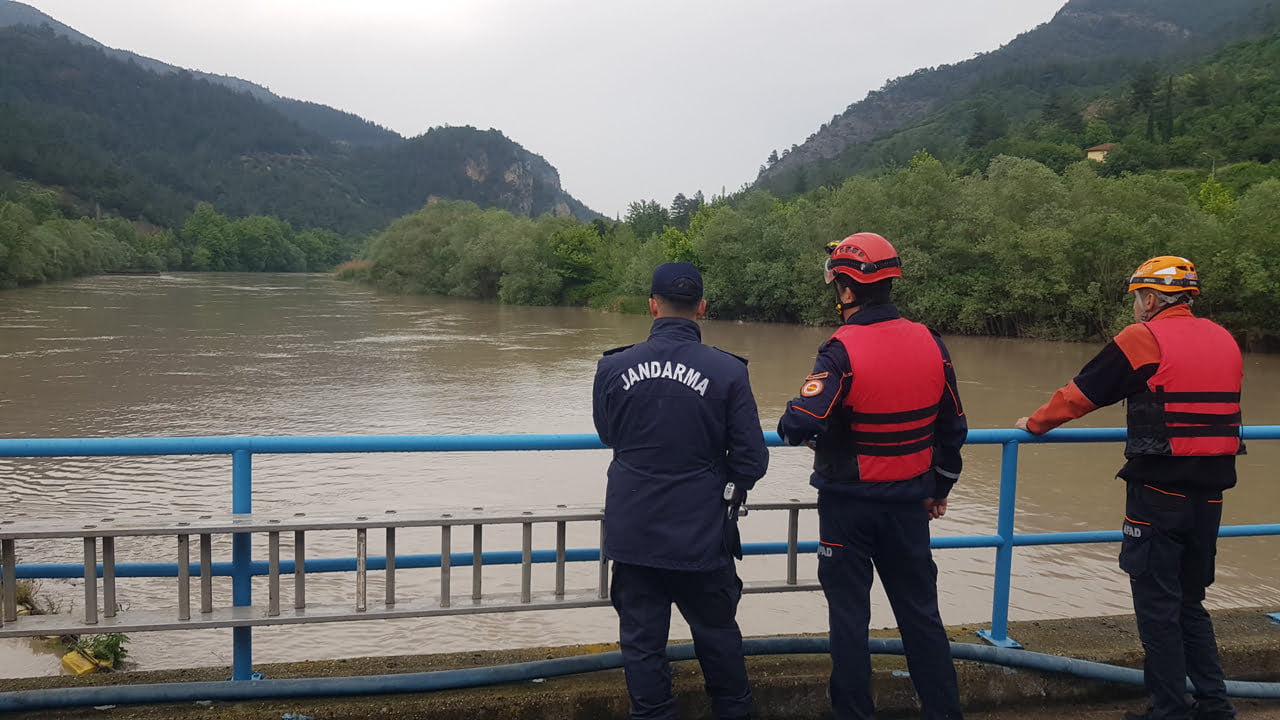 Karabük’te bir vatandaşın çaya düşerek sele kapıldığına dair ihbarın yapılması polis, jandarma, AFAD ve sağlık ekiplerini harekete geçirdi.