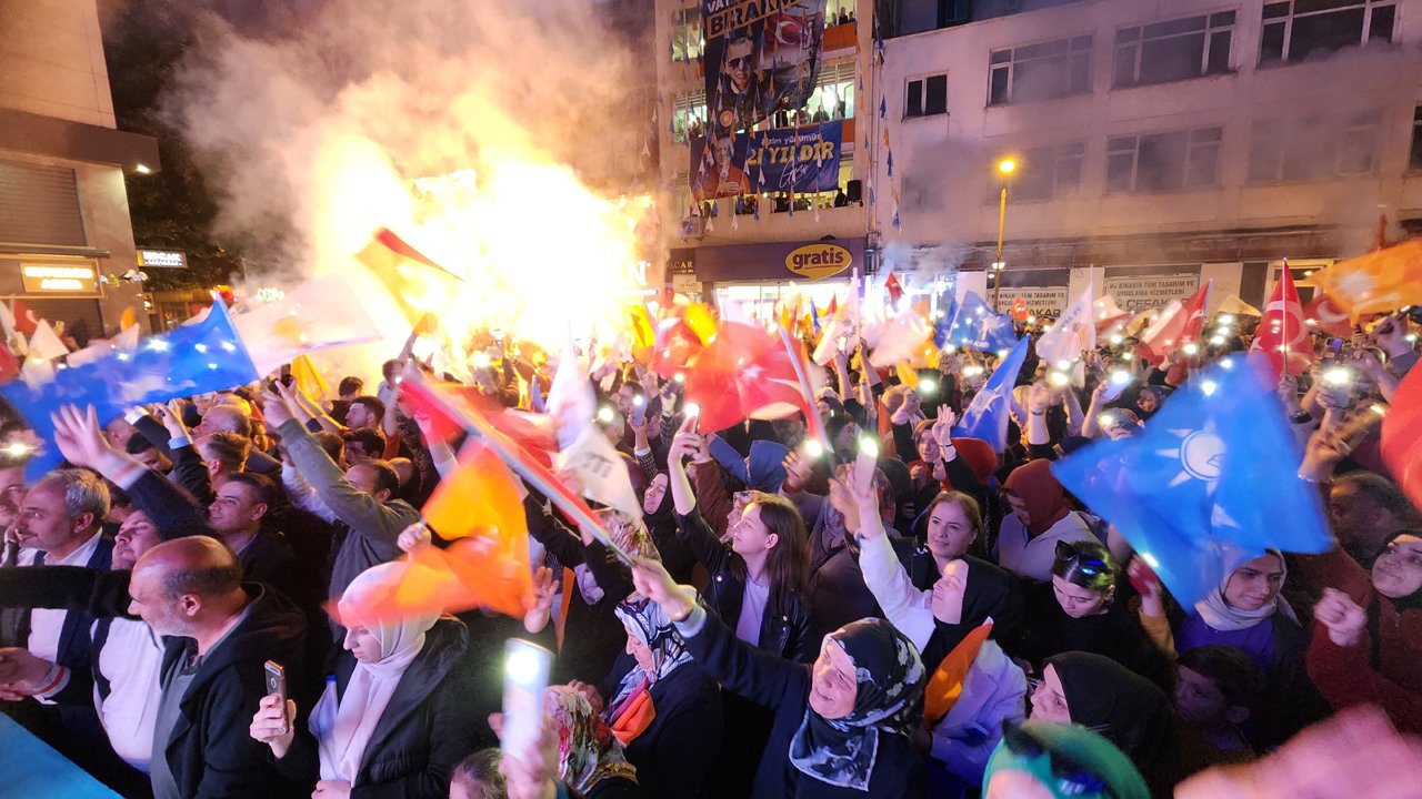 Karabük'te vatandaşlar, Cumhurbaşkanı Recep Tayyip Erdoğan’ın resmi olmayan sonuçlara göre zaferini kutlamaya başladı.