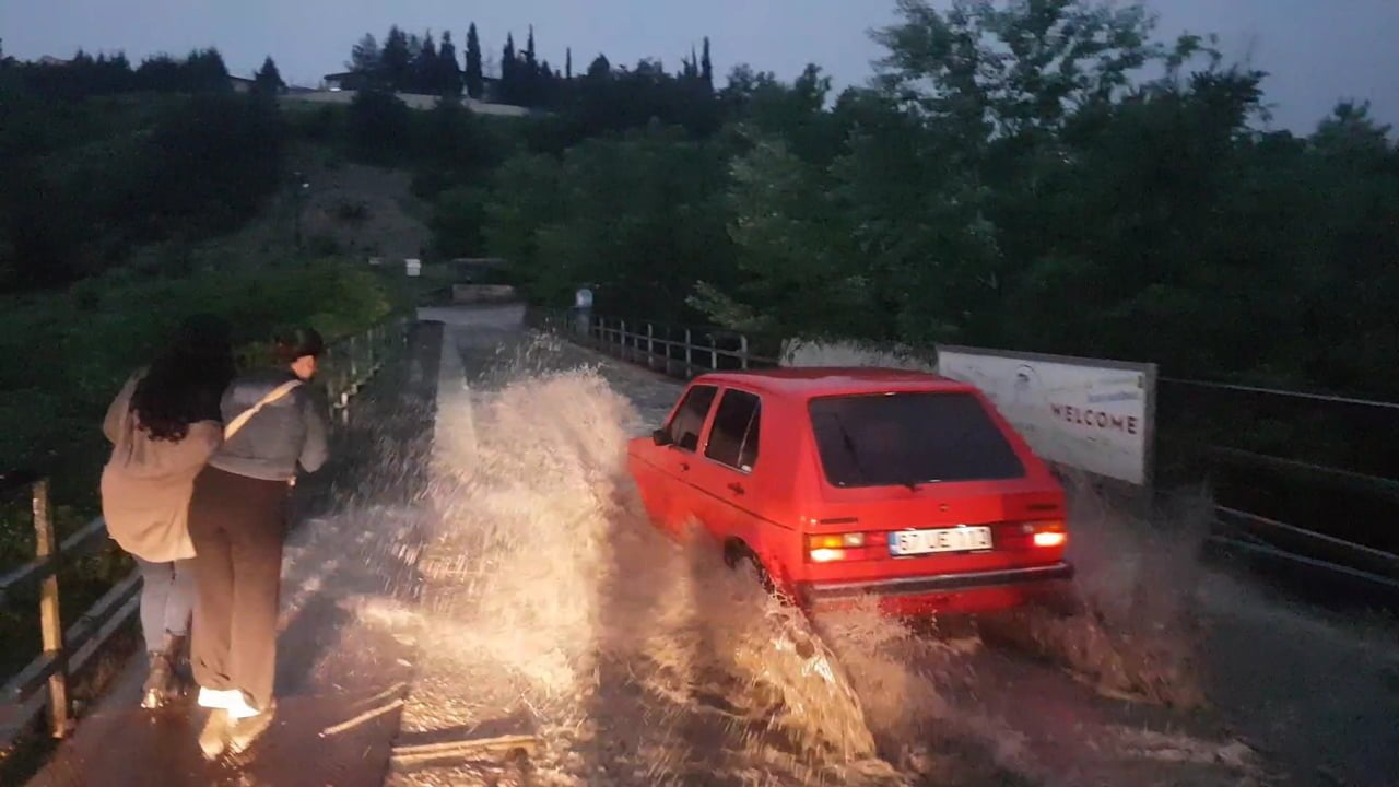 Karabük'te aniden etkili olan dolu ve sağanak yağmur sonrası yollar göle dönerken sürücüler zor anlar yaşadı.