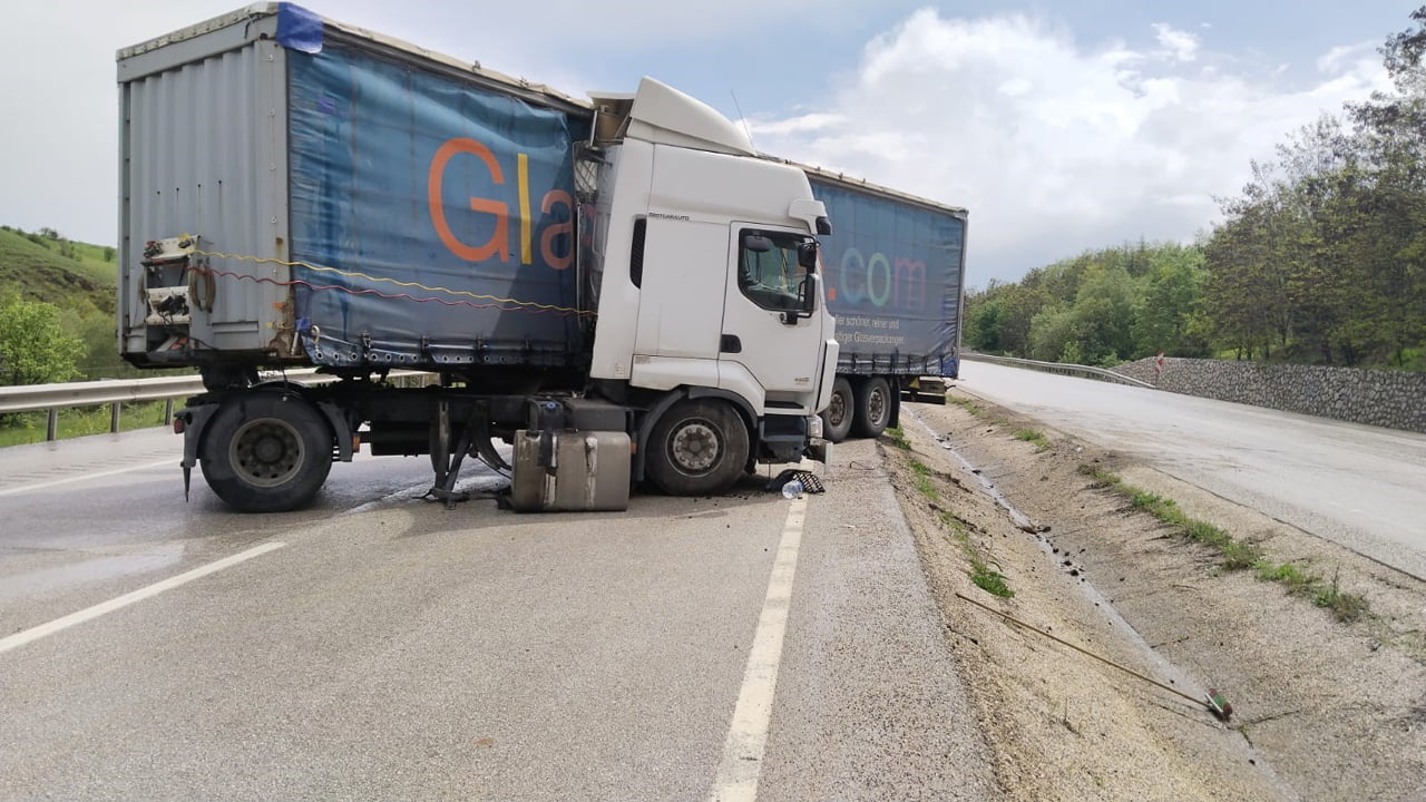 Karabük’te seyir halindeki yabancı plakalı Tır’ın makaslaması sonrası kaza meydana geldi.