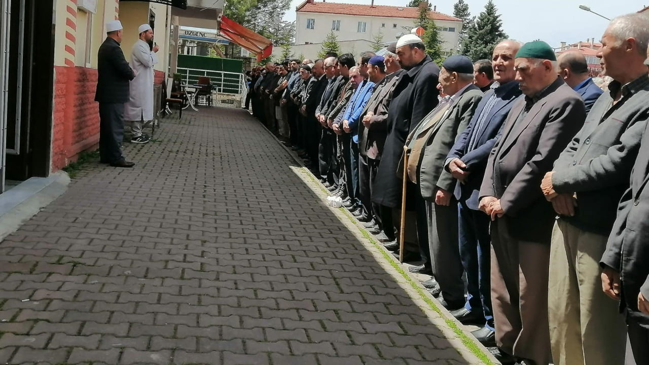 Karabük’ün Eflani ilçesinde yaşlı bir kadın, oy kullanmasının ardından dönüş yolunda geçirdiği rahatsızlık sonrası hayatını kaybetti.