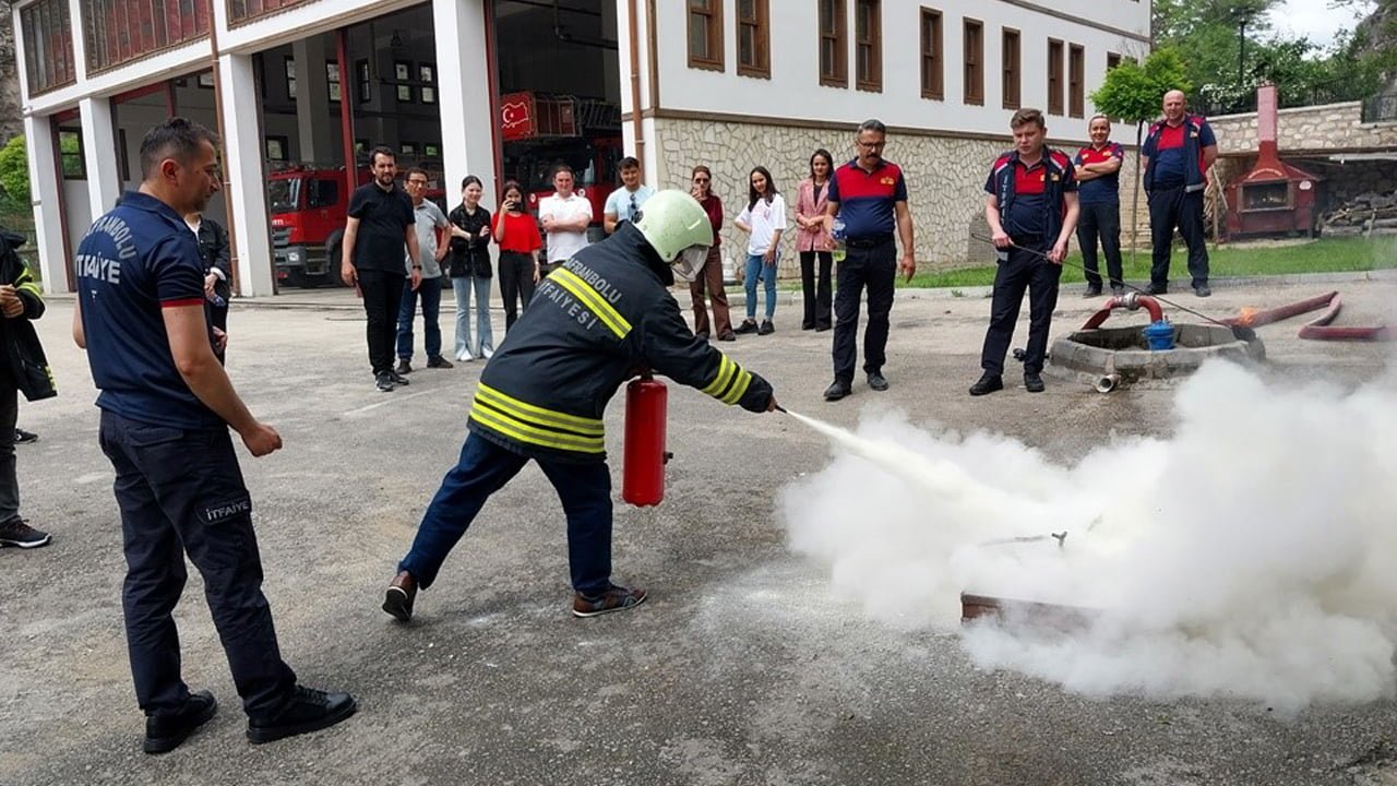 Safranbolu Belediyesi İtfaiye Müdürlüğü kamu kurum ve kuruluşları ile okullara yangın eğitimlerine devam ediyor.