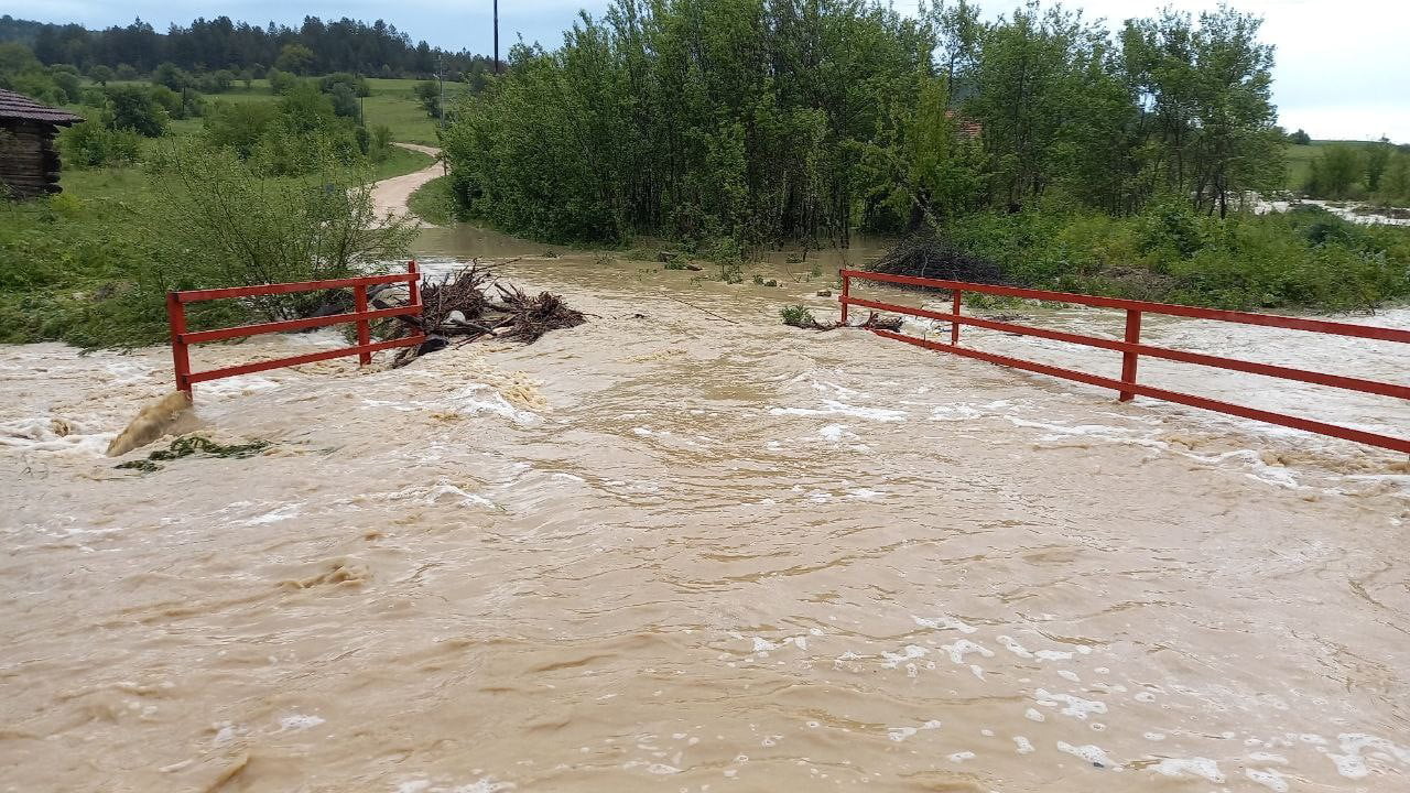 Karabük'ün Eflani ilçesinde aniden bastıran sağanak yağmur sonrası dereler taştı, yollar suyla kaplandı.