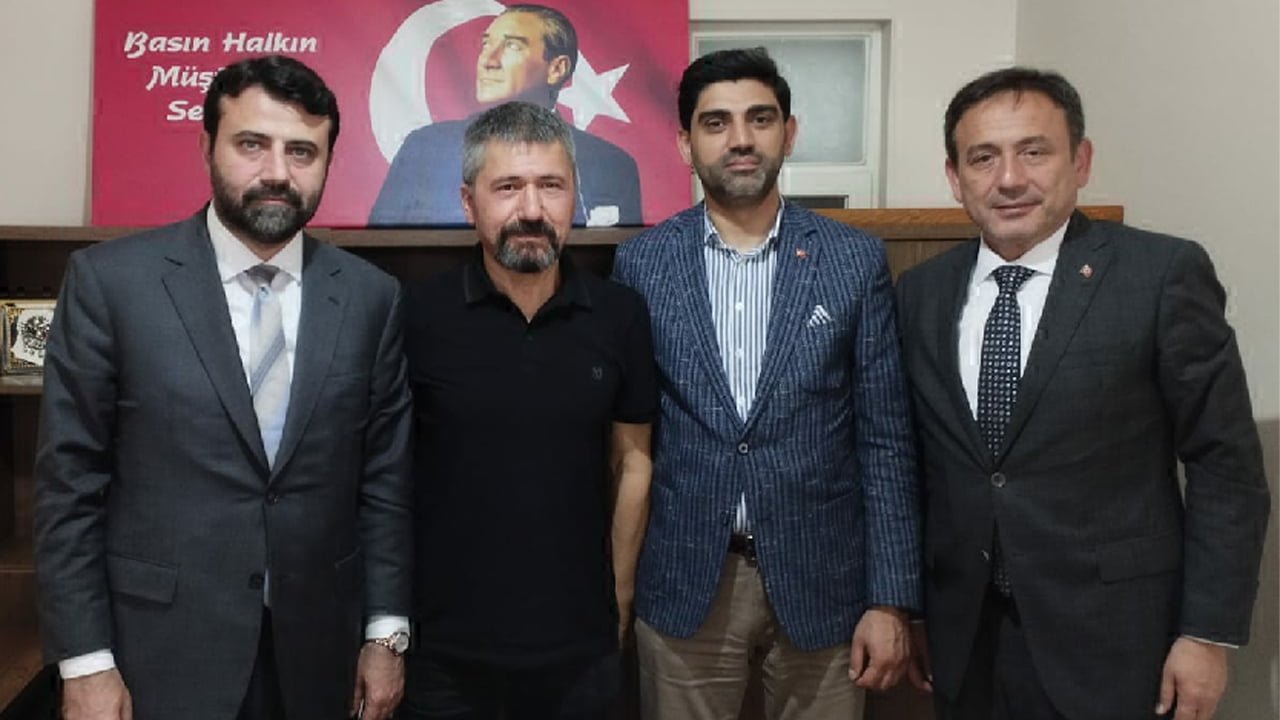 AK Parti Karabük Milletvekilleri Av. Cem Şahin ve Ali Keskinkılıç, beraberinde parti yöneticileriyle birlikte Karabük Gerçek Haber Genel Yayın Müdürü Ziya Alak ve Haber Müdürü İsmail Özcan’ı ziyaret etti.